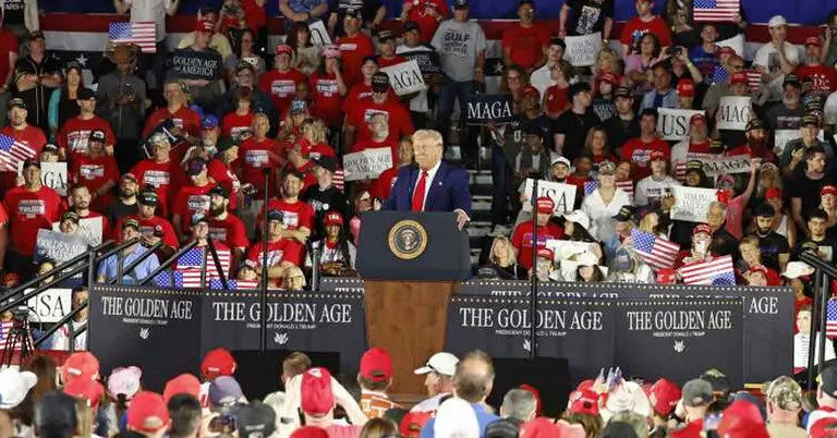 মিশিগানে নির্বাচনি প্রচারণার সময় ট্রাম্প